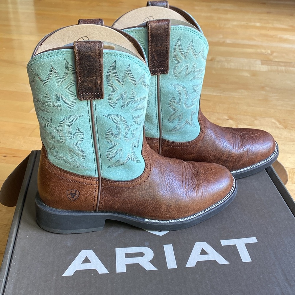 New in Box Ariat “Lilly” Boots 9.5 Pecan/Aqua